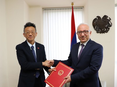 New Chinese ambassador presents copy of credentials to Armenian deputy FM