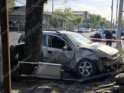 Երևանում ճակատ ճակատի բախվել են Nissan-ն ու Opel-ը. մեկ այլ Opel էլ կոտրել է լուսակիրն ու հայտնվել մայթին. կա 3 վիրավոր