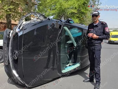 Երևանում Mazda CX 5-ը բախվել է կայանված 2 ավտոմեքենայի և կողաշրջվել՝ մասամբ հայտնվելով ճանապարհի մեջտեղում
