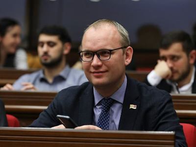 Спикер парламента Армении откомандировал Алексея Сандыкова на Парад Победы в Москве
