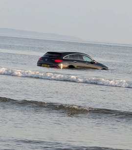 Новый «Mercedes» стоимостью 120 000 долларов унесло морем из-за водителя, любовавшегося закатом на пляже