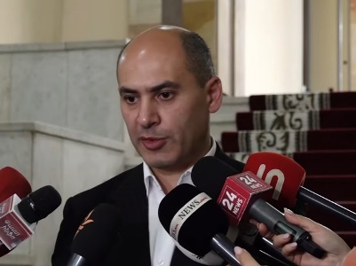 Մենք չեք կարողանում կապ հաստատել խմբակցությունից դուրս եկած Կարեն Բադալյանի հետ. «Մեր քաղաքը»
