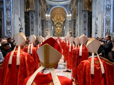 Кардиналы начали мессу pro eligendo Pontifice в соборе Святого Петра в Ватикане