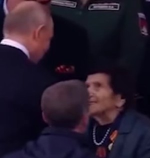 Russia’s Putin speaks with Armenian war veterans at Moscow Red Square (video)