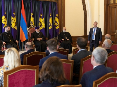 Католикос Всех армян на встрече с иностранными судьями рассказал о фиктивном суде в Баку над армянами