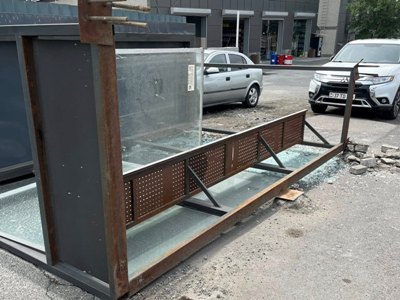 Գլխիվայր շուռ եկած կանգառ Երևանում. քամու հետևանքները (ֆոտո)