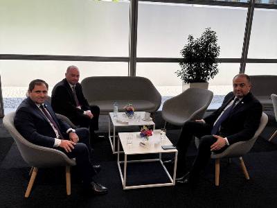 Պապիկյանը ոչ ֆորմալ շփումներ է ունեցել մի շարք պաշտոնակիցների՝ այդ թվում ՄԱԿ-ի գլխավոր քարտուղարի հետ