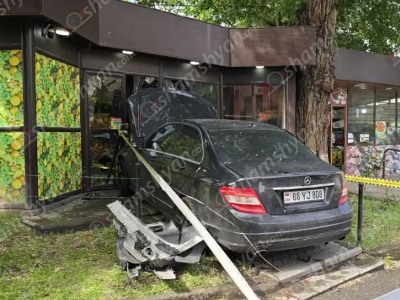 Երևանում բախվել են Volkswagen-ն ու Mercedes-ը. վերջինս հայտնվել է բանջարեղենի խանութի տարածքում. կա վիրավոր