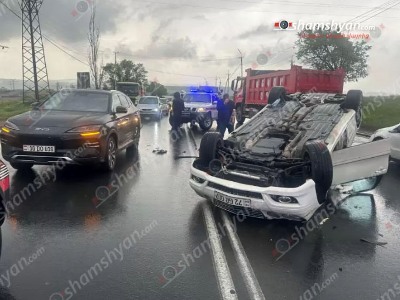 Աբովյան քաղաքում բախվել են BYD-ն, Mitsubishi Grandis-ը, «ՎԱԶ»-ը և Mercedes-ը. վերջինս գլխիվայր շրջվել է
