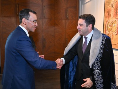 Ղազախստանի խորհրդարանի Սենատի նախագահի կողմից ստացա ղազախական ազգային տարազ՝ շապան. Ալեն Սիմոնյան