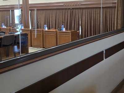 Журналисты отныне должны наблюдать за заседаниями Совета старейшин Еревана из застекленной комнаты