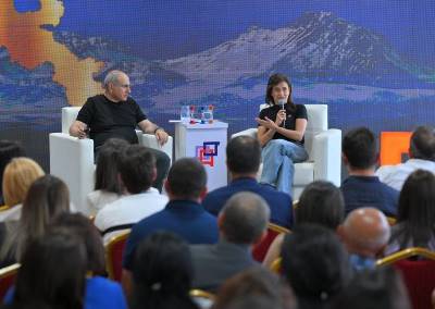 «Грапарак»: «Массовку» на мероприятиях с участием четы Пашинян-Акопян обеспечивают члены правящей партии