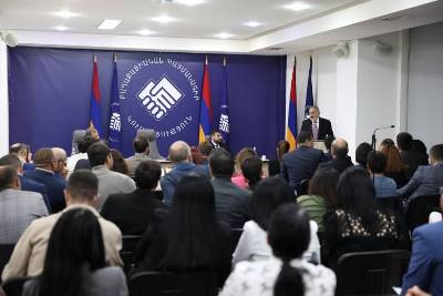 «Հրապարակ». Նիկոլ Փաշինյանը բոլոր պատգամավորների դեմ կոմպրոմատների թղթապանակներ է պատրաստում
