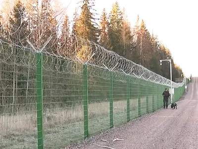 Финляндия завершила строительство первых 35 км забора на границе с Россией