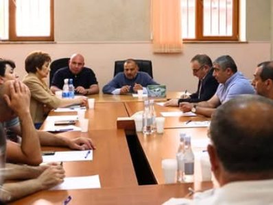 Արցախի թեմի առաջնորդն Արցախի կառավարության անդամների հետ քննարկել է համատեղ իրականացվող ծրագրերին առնչվող հարցեր