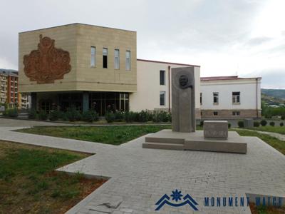 Իրեն «եվրոպական ժառանգության մաս» համարող Ադրբեջանը ոչնչացրել է Ստեփանակերտում գտնվող Շառլ Ազնավուրի կիսանդրին (ֆոտո)