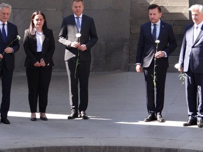 Делегация во главе с замминистра иностранных дел Польши посетила мемориальный комплекс «Цицернакаберд» в Ереване