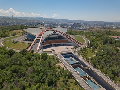 Կոտրել են Կարեն Դեմիրճյանի անվան մարզահամերգային համալիրի մուտքի դռները