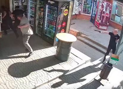 В Воронежской области РФ мужчина средь бела дня открыл стрельбу по прохожим