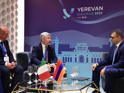 Замглавы МИД Армении принял делегацию из Италии