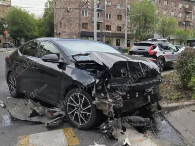 Կոմիտասի պողոտայում բախվել են «Hyundai Elantra»-ն ու «Opel Zafira»-ն. վերջինս հայտնվել է մայթին՝ մասամբ կանաչ գազոնում