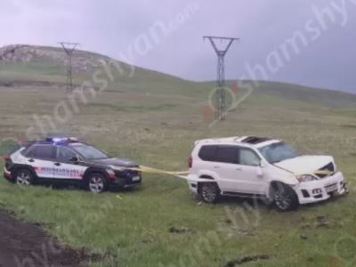 Շիրակի մարզում մեքենան դուրս է եկել երթևեկելի գոտուց, շրջվել և հայտնվել դաշտում. shamshyan.com