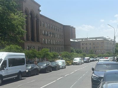 Փաշինյանի այցով պայմանավորված, ԵՊՀ–ի տարածքում մեքենա կայանելու տեղ չկա. դասախոսները ստիպված ոտքով են գալիս