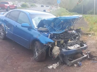 Երևան-Սևան ճանապարհին «Mazda»-ն բախվել է երկաթե արգելապատնեշներին, դուրս եկել հանդիպակաց գոտի, բախվել քարերին