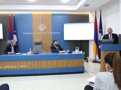 Փաշինյանը ՔՊ նիստի մասնակիցներին ներկայացրել է Կուսակցության կանոնադրության փոփոխության նախագիծը