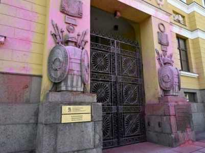 Ֆինլանդիայի պաշտպանության նախարարության շենքի վրա վարդագույն ներկ են շփել