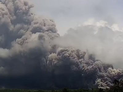 Indonesia volcano spews 4.7km high ash