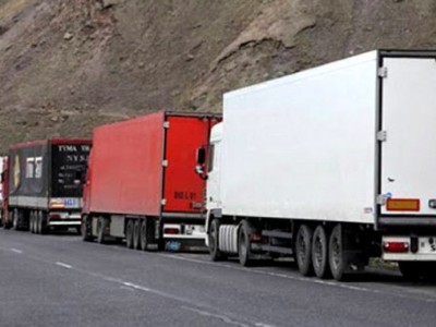 Հայկակական կոնյակ տեղափոխող մի քանի տասնյակ բեռնատարներ շարունակում են մնալ Վրաստանի անցակետում