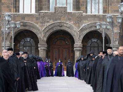 Армянский священнослужитель: Столкновение у дверей нашего духовного центра необходимо предотвратить