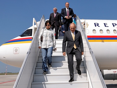 Armenian Prime Minister's plane lands in Prague