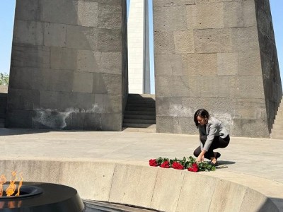 Новый посол Уругвая в Армении посетила мемориальный комплекс Цицернакаберд