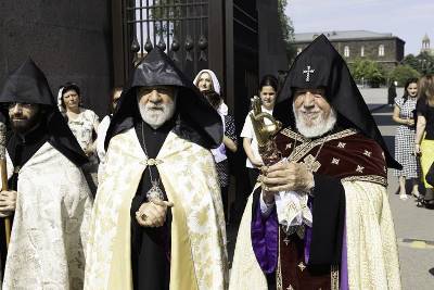 «Грапарак»: Почему Пашинян днями не пишет о Католикосе всех армян?