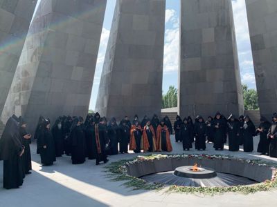 Участники проходящего в Первопрестольном Эчмиадзине Собрания посетили Цицернакаберд, Ераблур и могилу Комитаса