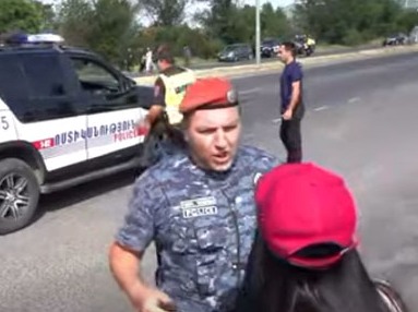 Журналистка, которую ударил сотрудник спецназа во время акции протеста, признана потерпевшей