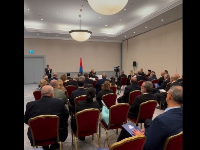 Armenia PM meets with members of Turkey’s Armenian community in Istanbul