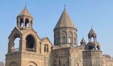 Շիրակի թեմի առաջնորդարանի շենքի մոտ մեծ թվով գյումրեցիներ են հավաքվել. հնչում են եկեղեցու զանգերը