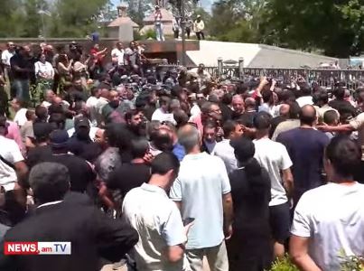 Накал страстей в Первопрестольном Эчмиадзине возрастает