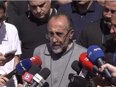 Քաղաքացիները թույլ չտվեցին Միքայել Սրբազանին ներկայանալ քննչական կոմիտե. նա վերադարձավ Վեհարան