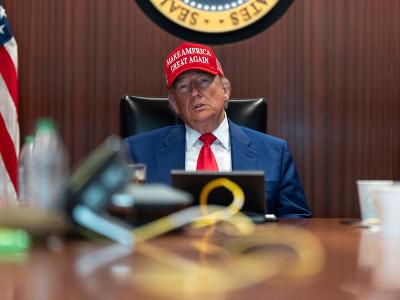 «Я спас Хаменеи»: Трамп пригрозил Ирану и «немедленно прекратил работу по снятию санкций»