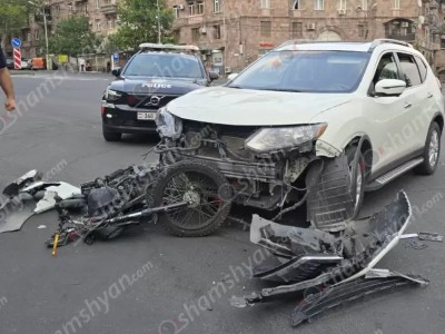 Երևանում բախվել են «Nissan Rogue» մակնիշի ավտոմեքենան և մոտոցիկլը. Մոտոցիլկավարը տեղափոխվել է հիվանանոց. shamshyan.com
