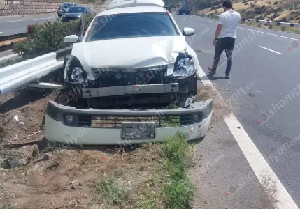 «Արծվի թևեր»-ի մոտ 28-ամյա վարորդը Nissan Teana-ով բախվել է երկաթե արգելապատնեշներին