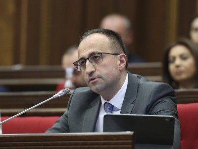 «Անհայրենիք ստահակներ, դուք դեռ երկար կլիզեք մեր բանտերի ճաղերը». Արսեն Թորոսյան