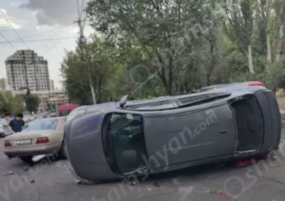 Երևանում բախվել են «Mercedes»-ն ու «Nissan»-ը. վերջինը կողաշրջվել է. Shamshyan.com