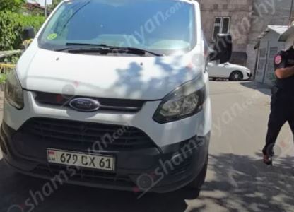 Երևանում Ford Transit-ը շենքի բակում վրաերթի է ենթարկել կին հետիոտնի. բժիշկները պայքարում են վիրավորի կյանքի համար