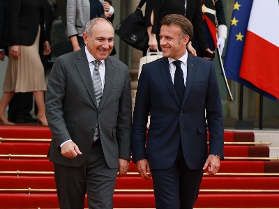 Macron praised Pashinyan in Armenian for "his brave efforts to establish peace with Azerbaijan"