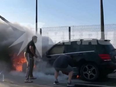 Mercedes вспыхнул из-за аномальной жары и попал на видео